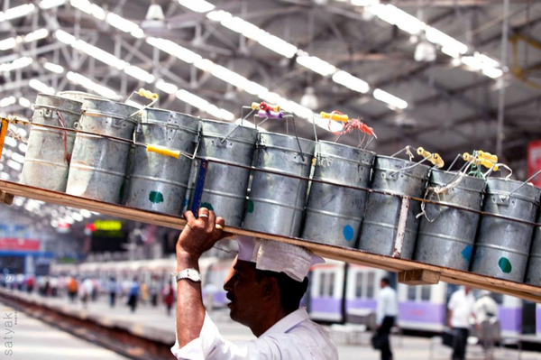 Dabbawala ธุรกิจส่งปิ่นโตเดลิเวอรี่ที่ใหญ่ที่สุดในโลก การส่งอาหารที่อยู่คู่กับอินเดียมากกว่า 100 ปี